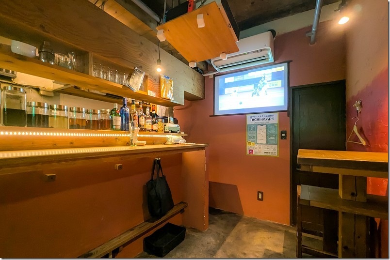 トリノミの店内カウンター席とテーブル席