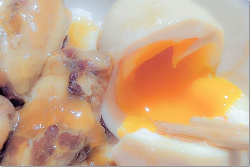 鶴川温泉の台湾料理 嫩骨飯を頂く|温泉卵で中は半熟 鶴川温泉の台湾料理 嫩骨飯を頂く|温泉卵で中は半熟