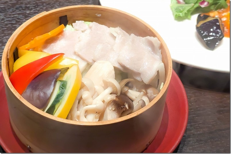 Precious ONO HAKATAでランチ|選べるメインに国産豚バラ肉と彩り野菜のスチームベジ Precious ONO HAKATAでランチ|選べるメインに国産豚バラ肉と彩り野菜のスチームベジ