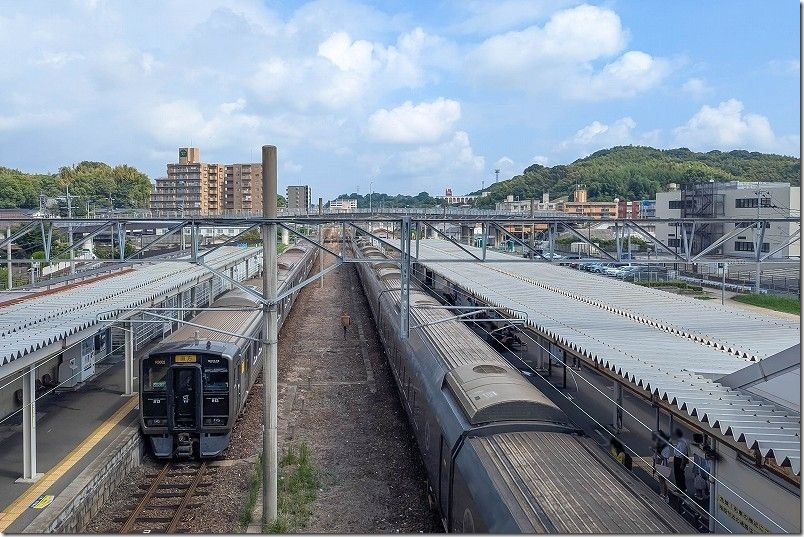 新飯塚駅の1番線に止まっている直方行きの快速と2番線に止まる博多行き特急「かいおう」 新飯塚駅の1番線に止まっている直方行きの快速と2番線に止まる博多行き特急「かいおう」