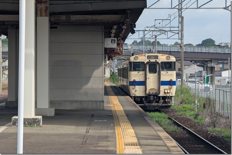 新飯塚駅の3番線(後藤寺線)に止まる、キハ40系 新飯塚駅の3番線(後藤寺線)に止まる、キハ40系