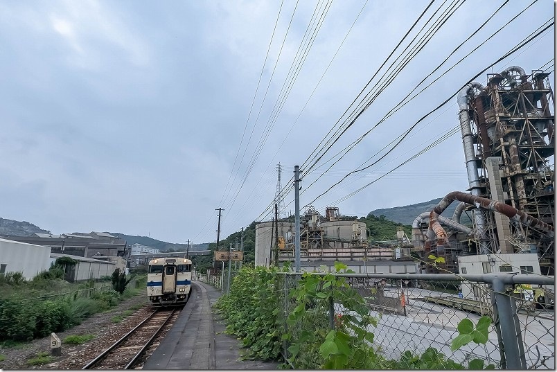 新飯塚駅から後藤寺線のローカル電車の旅|船尾駅到着時のホームに停車中の列車 新飯塚駅から後藤寺線のローカル電車の旅|船尾駅到着時のホームに停車中の列車