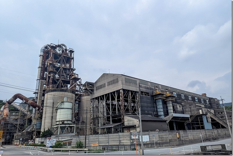 船尾駅横にある麻生セメント・田川工場 船尾駅横にある麻生セメント・田川工場