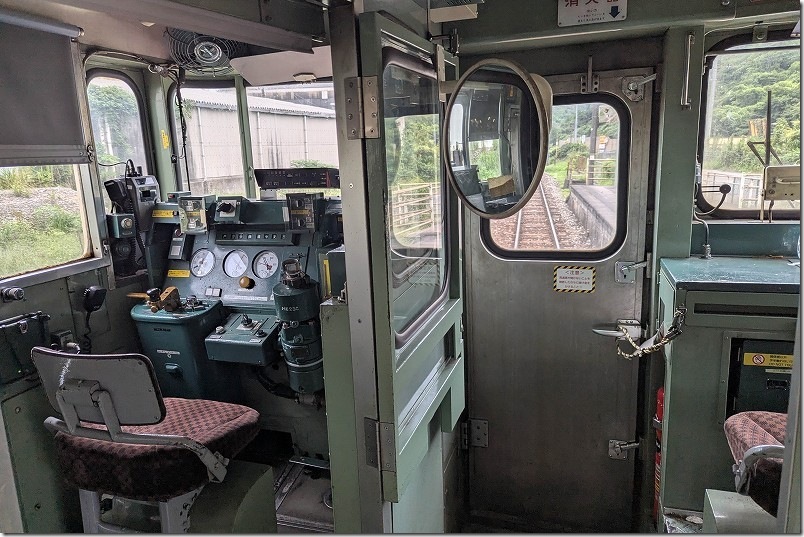 船尾駅から田川後藤寺駅へ列車旅|古いディーゼル列車(キハ40)の運転席 船尾駅から田川後藤寺駅へ列車旅|古いディーゼル列車(キハ40)の運転席