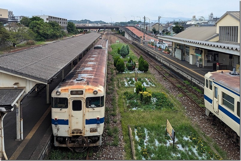 跨線橋から見た田川後藤寺駅|キハ40の屋根はサビだらけ 跨線橋から見た田川後藤寺駅|キハ40の屋根はサビだらけ