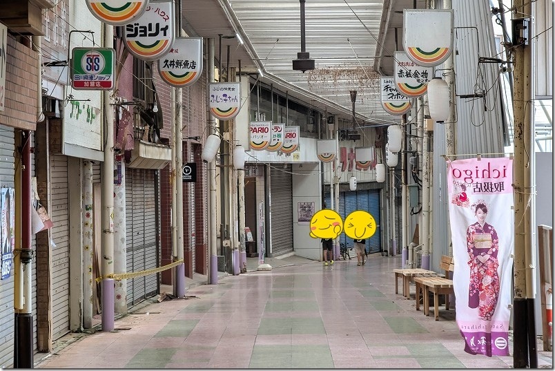 田川ごとうじ銀天街のアーケードで少年とすれ違う 田川ごとうじ銀天街のアーケードで少年とすれ違う