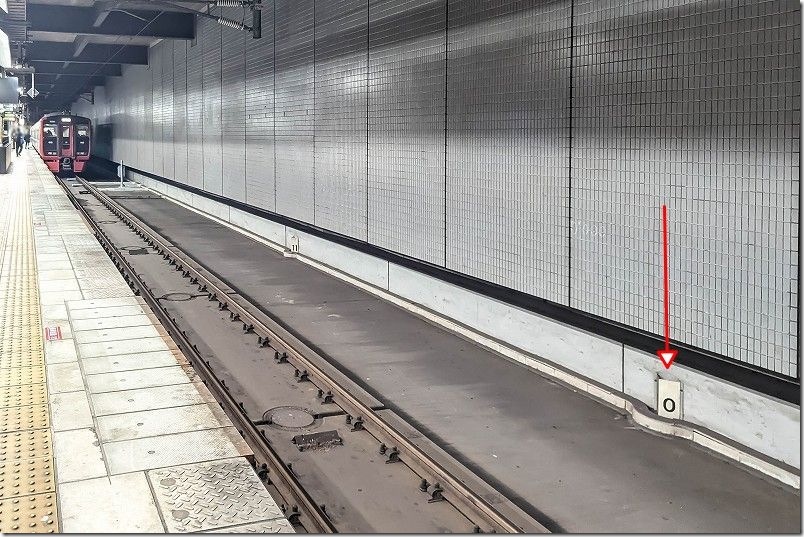 小倉駅・日豊本線の0キロポストを探索|電車停車中の1番線で発見 小倉駅・日豊本線の0キロポストを探索|電車停車中の1番線で発見