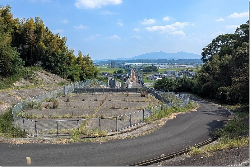 新玉名駅近くの九州新幹線撮影ポイント(道路含む全景)|大坊トンネル 新玉名駅近くの九州新幹線撮影ポイント(道路含む全景)|大坊トンネル