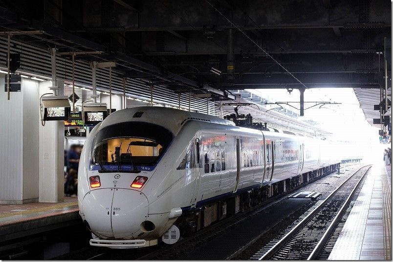 博多駅に停車中の白いソニック885系の特急 博多駅に停車中の白いソニック885系の特急