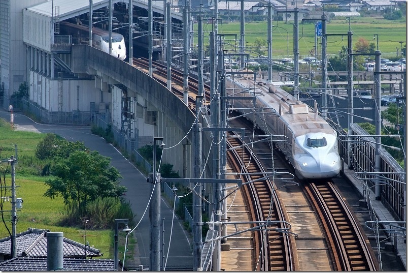 新玉名駅を通過するN700系の九州新幹線「さくら」と新玉名駅停車中の800系を撮影 新玉名駅を通過するN700系の九州新幹線「さくら」と新玉名駅停車中の800系を撮影