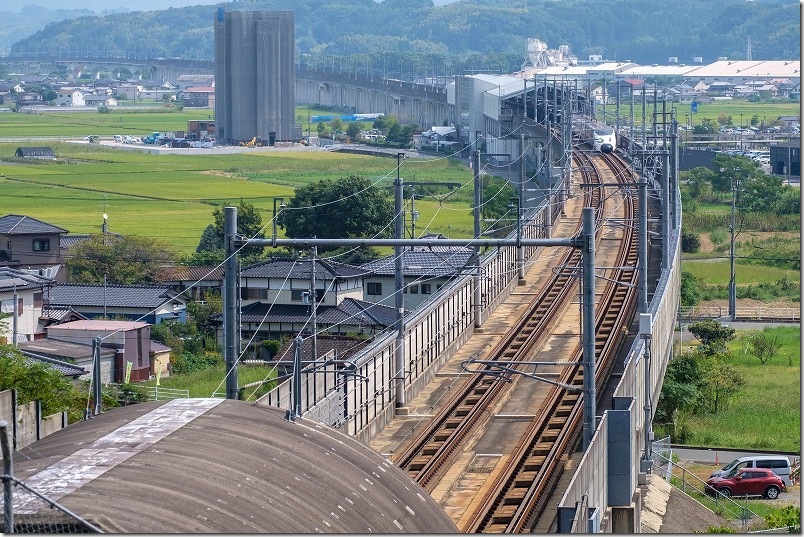 800系の九州新幹線「くまモンラッピング新幹線」を撮影|新玉名駅を発車 800系の九州新幹線「くまモンラッピング新幹線」を撮影|新玉名駅を発車