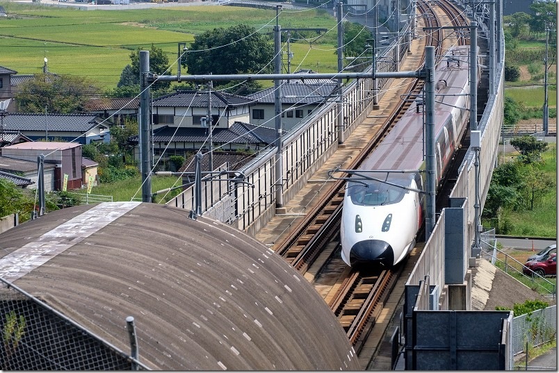 800系の九州新幹線「くまモンラッピング新幹線」を撮影|新玉名駅を発車し大坊トンネルに差し掛かる 800系の九州新幹線「くまモンラッピング新幹線」を撮影|新玉名駅を発車し大坊トンネルに差し掛かる