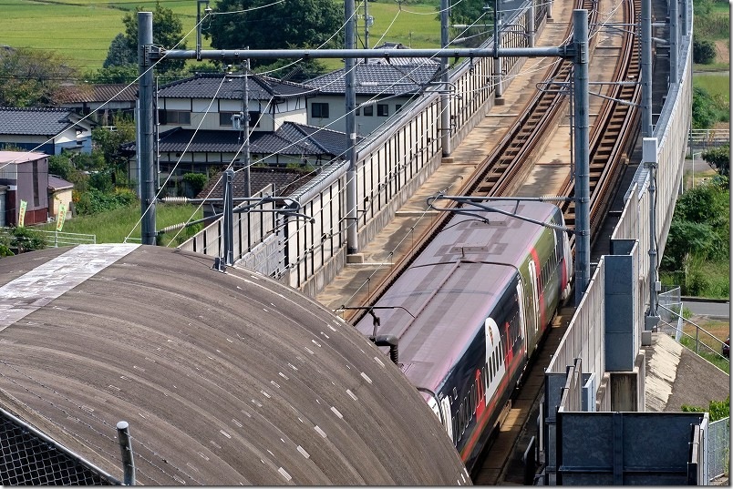 800系の九州新幹線「くまモンラッピング新幹線」を撮影|新玉名駅を発車し大坊トンネルに入る 800系の九州新幹線「くまモンラッピング新幹線」を撮影|新玉名駅を発車し大坊トンネルに入る