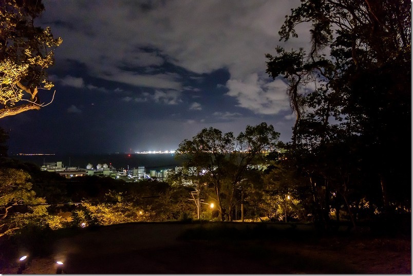 西公園新展望台の中腹付近からの夜景｜荒津の石油施設と海