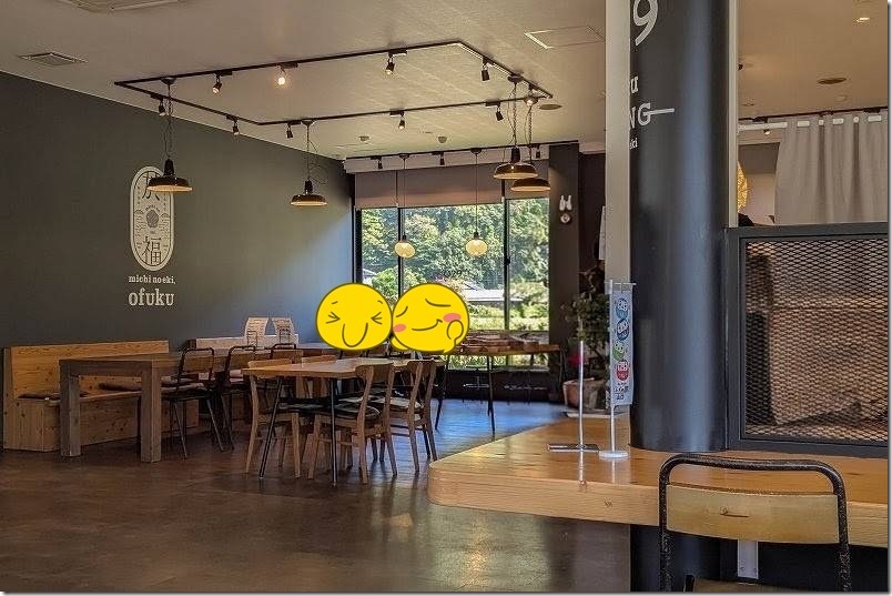 外を眺められるカウンター席やテーブル席|道の駅おふくの食堂「TSURUSEN 於福」 外を眺められるカウンター席やテーブル席|道の駅おふくの食堂「TSURUSEN 於福」