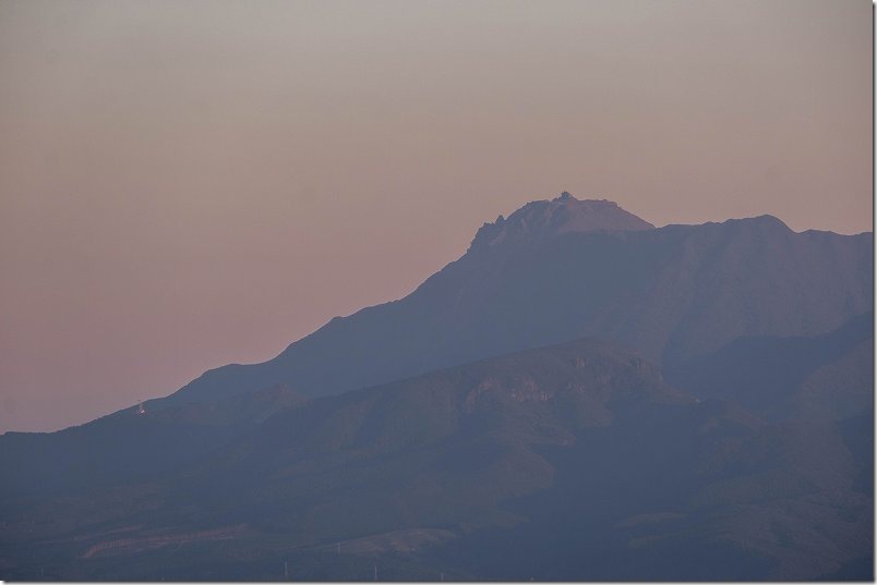 夕日でオレンジに染まった雲仙・普賢岳(標高1,483mの平成新山) 夕日でオレンジに染まった雲仙・普賢岳(標高1,483mの平成新山)