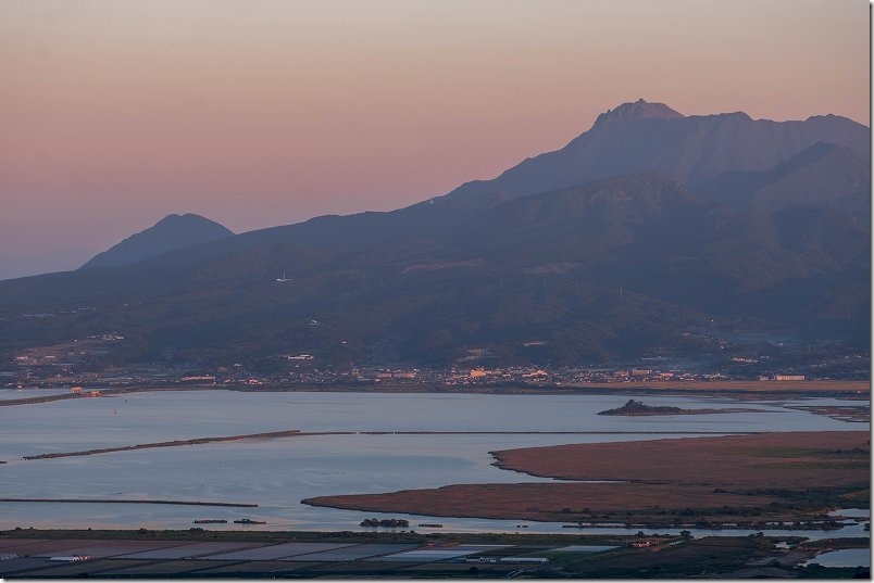 夕日でオレンジに染まった雲仙・普賢岳 夕日でオレンジに染まった雲仙・普賢岳