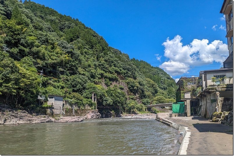2023年8月に同じ川沿いを歩いて、駅前温泉へ向かった様子 2023年8月に同じ川沿いを歩いて、駅前温泉へ向かった様子