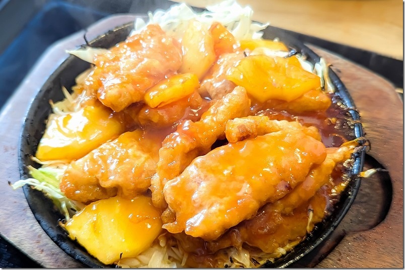 豚屋食堂の酢豚定食 930円｜パイナップルと豚のみ