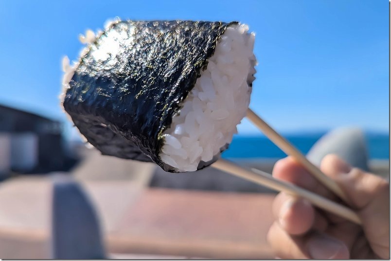 長崎県・諫早にある「むすび屋 お米月」の大きいおにぎり｜小浜温泉の海を眺めながら