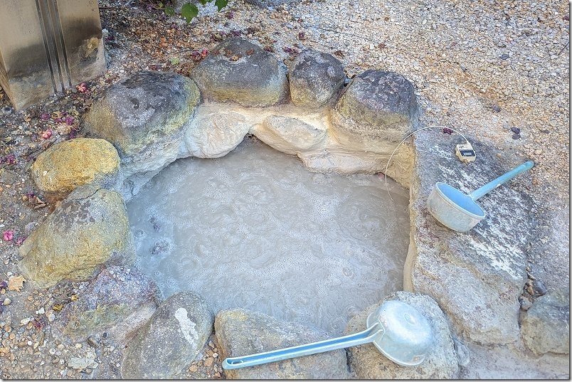 ぼこぼこ湧き出る炭酸泉|強烈な硫黄の香りも(長崎・小浜温泉) ぼこぼこ湧き出る炭酸泉|強烈な硫黄の香りも(長崎・小浜温泉)