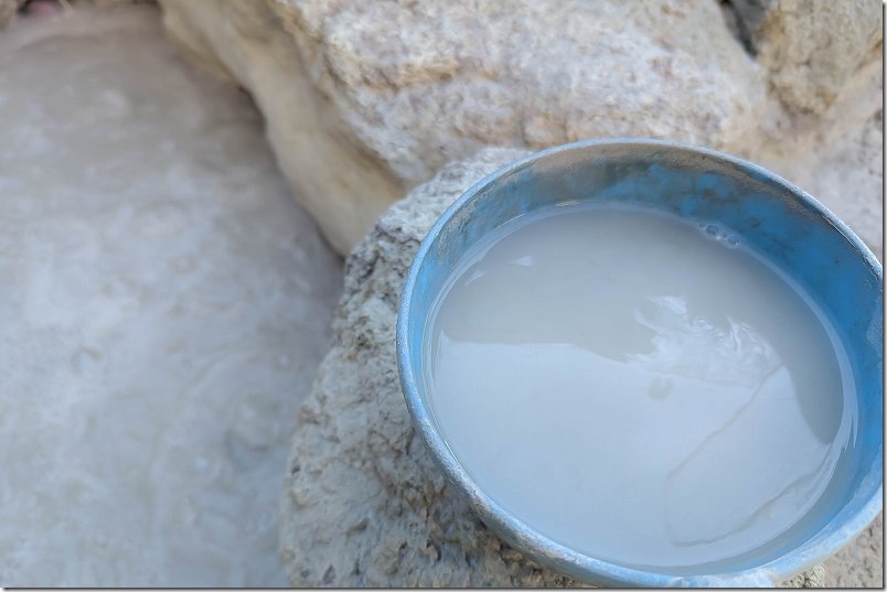 ぼこぼこ湧き出る炭酸泉|柄杓で汲んで手に付けてみる(長崎・小浜温泉) ぼこぼこ湧き出る炭酸泉|柄杓で汲んで手に付けてみる(長崎・小浜温泉)