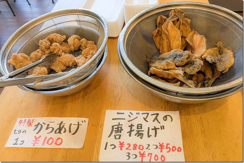 「からあげ 1個100円」、「ニジマス唐揚げ1つ280円」|道の駅おふくの食堂「TSURUSEN 於福」 「からあげ 1個100円」、「ニジマス唐揚げ1つ280円」|道の駅おふくの食堂「TSURUSEN 於福」