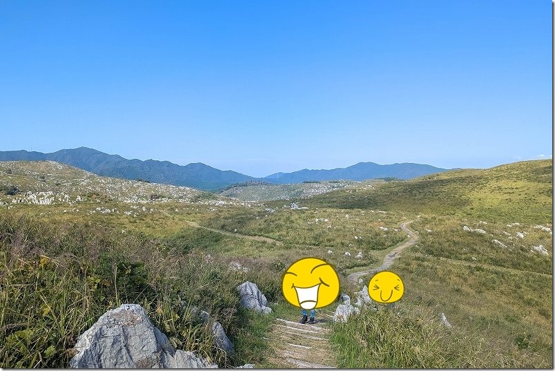 冠山へ緩い階段を登っていく｜秋吉台