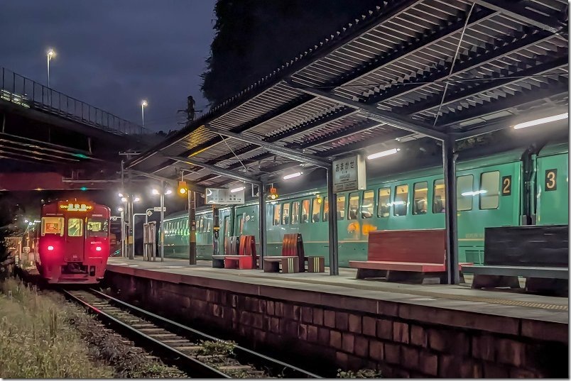 緑の特急「ゆふいんの森」と赤い普通列車が停車中の天ヶ瀬駅 緑の特急「ゆふいんの森」と赤い普通列車が停車中の天ヶ瀬駅