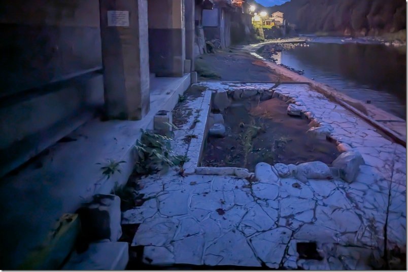 2026年10月の駅前温泉跡、湯船には砂が溜まる|天ヶ瀬温泉 2026年10月の駅前温泉跡、湯船には砂が溜まる|天ヶ瀬温泉